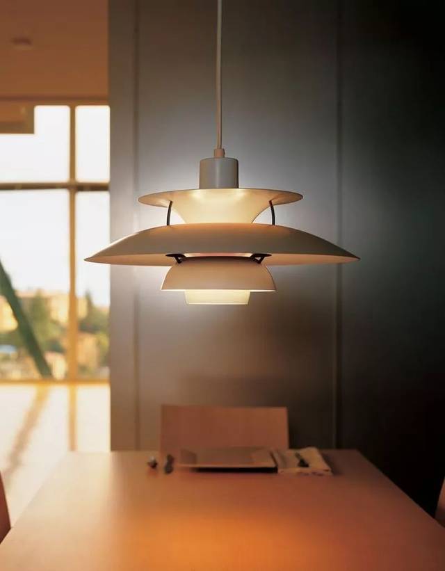 几何元素与光影的共舞 极简灯具设计的创意玩法